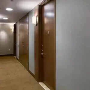 marcos y puertas acabado madera